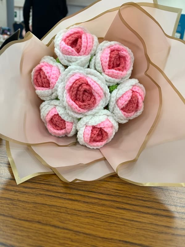 Handmade knitted pink rose bouquet