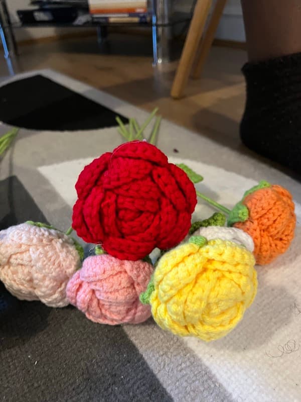 Mixed knitted roses
